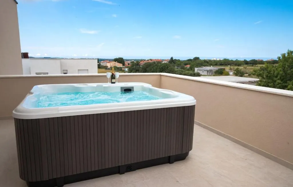 Beautiful Villa Paula With Jacuzzi In Pola