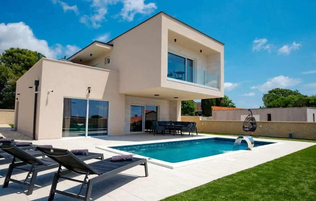 Beautiful Villa Paula With Jacuzzi In Pula