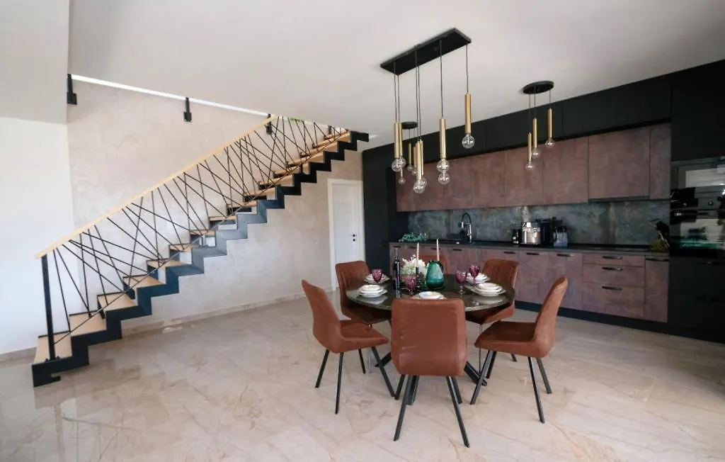 Beautiful Villa Paula With Jacuzzi In Pola 0*,