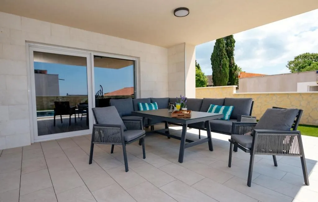 Beautiful Villa Paula With Jacuzzi In Pula