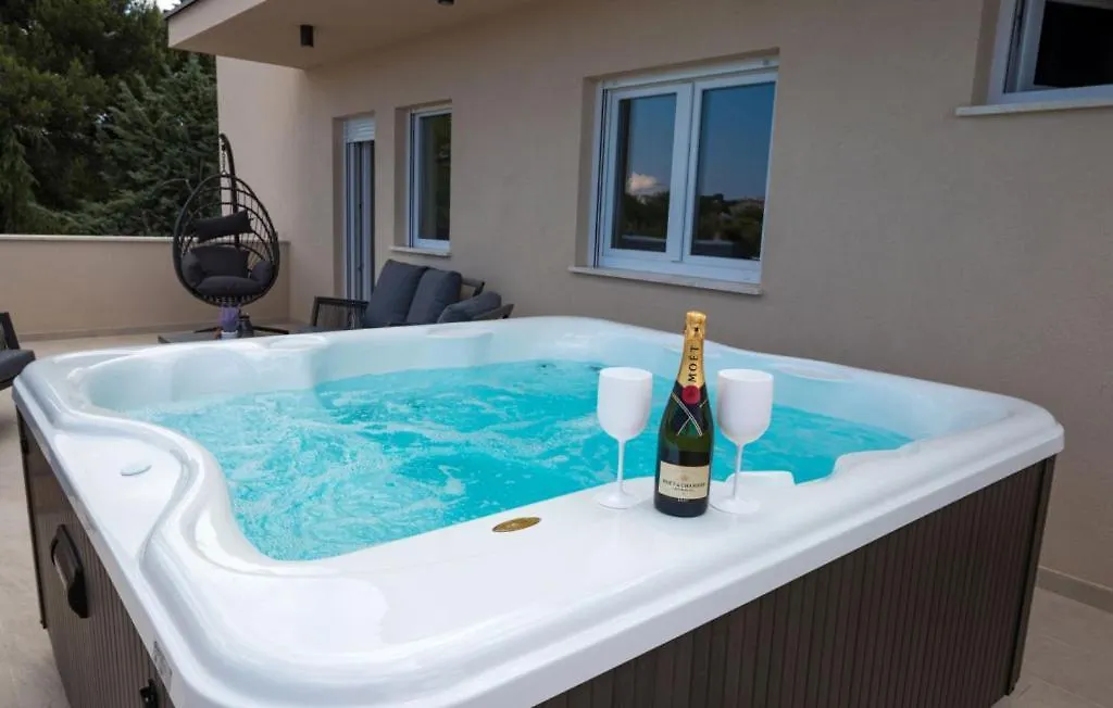 Beautiful Villa Paula With Jacuzzi In Pula